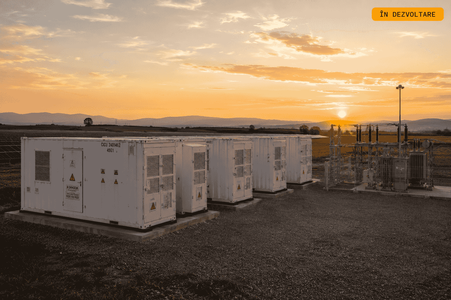 Containere BESS de stocare energie lângă parc fotovoltaic